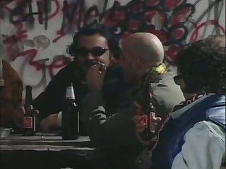 Joukkopano Rough vintage gangbang in a bar